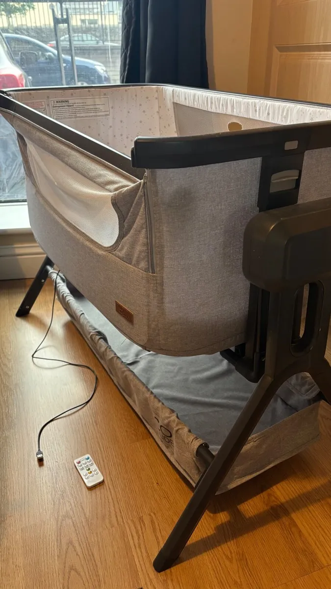 Baby Elegance Co-Glide Electric Bedside Crib - Image 2