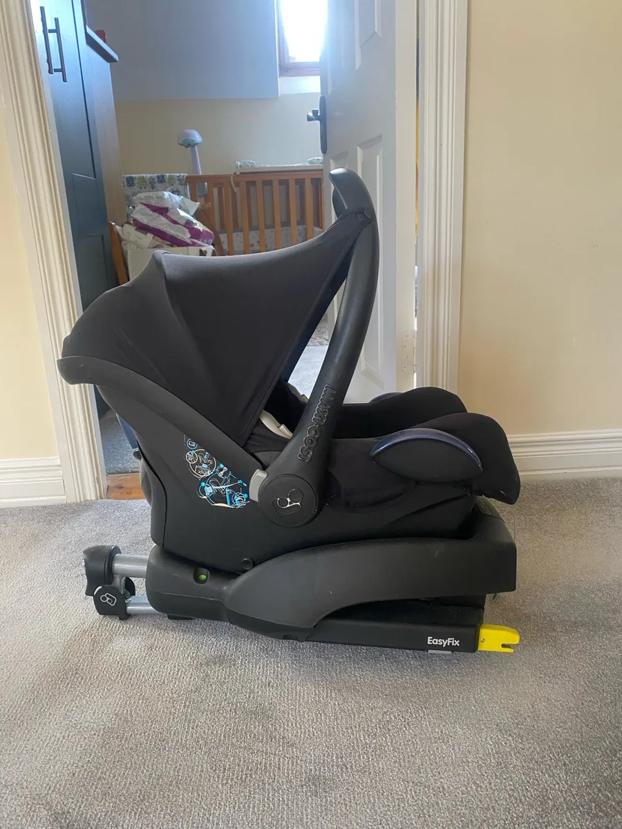 Maxi Cosi car seat and Maxi Cosi Isofix Base - Image 1
