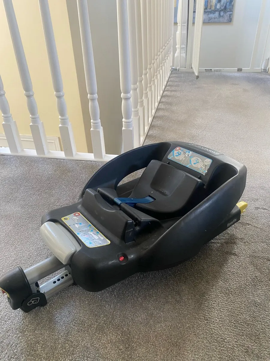 Maxi Cosi car seat and Maxi Cosi Isofix Base - Image 2