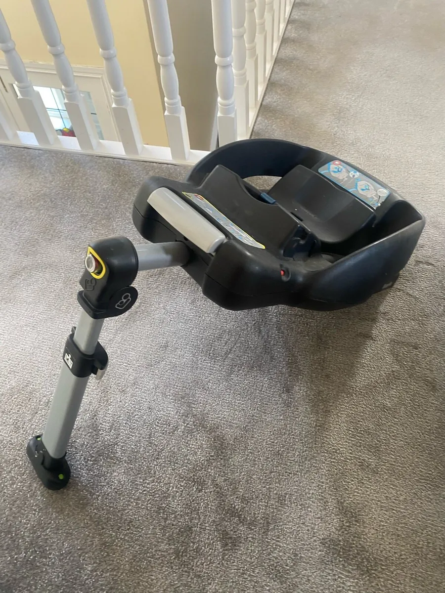 Maxi Cosi car seat and Maxi Cosi Isofix Base - Image 3