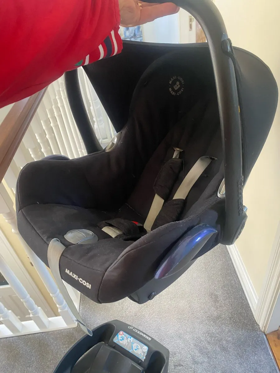 Maxi Cosi car seat and Maxi Cosi Isofix Base - Image 4