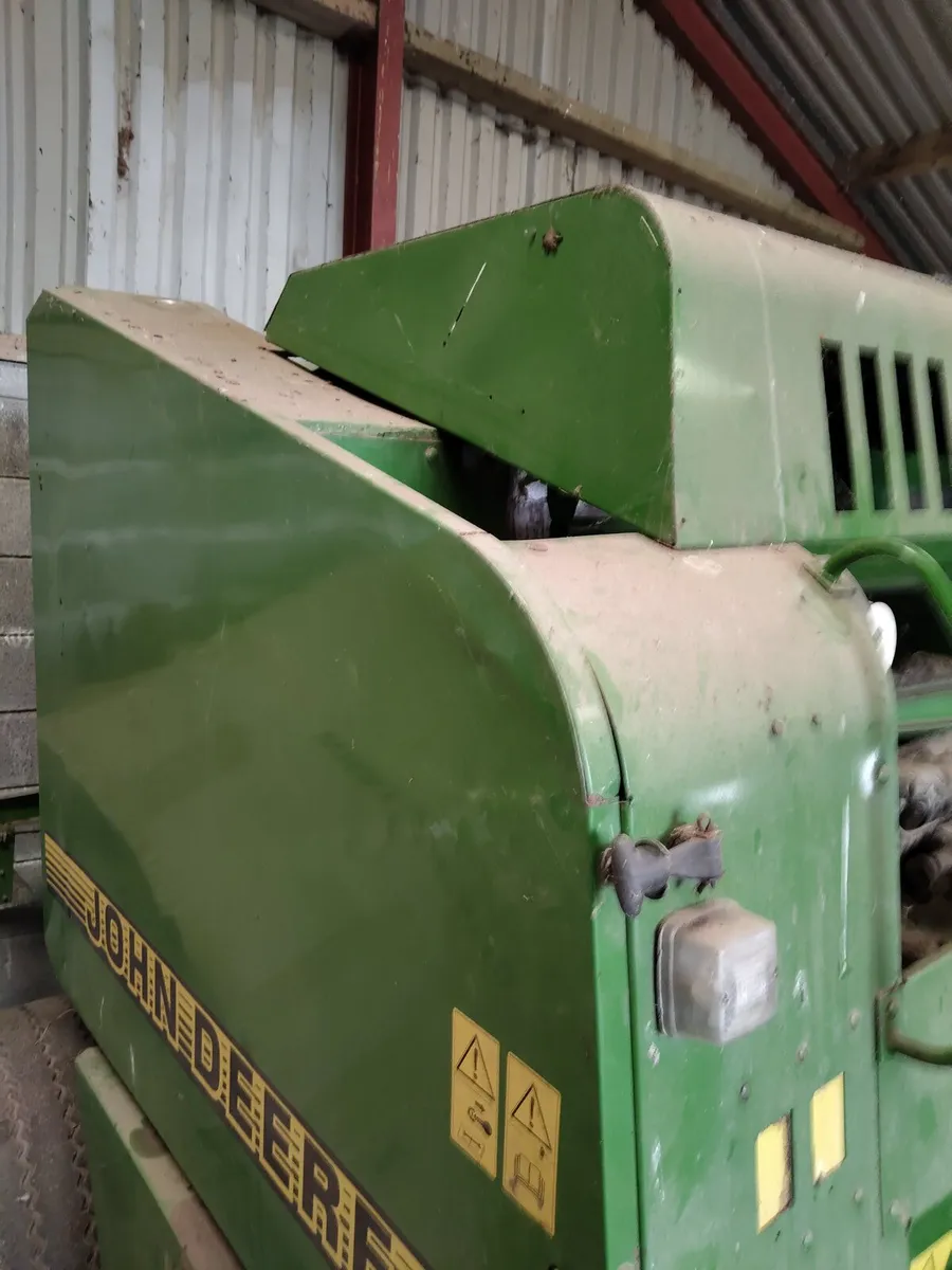 John Deere 575 Round Baler - Image 1