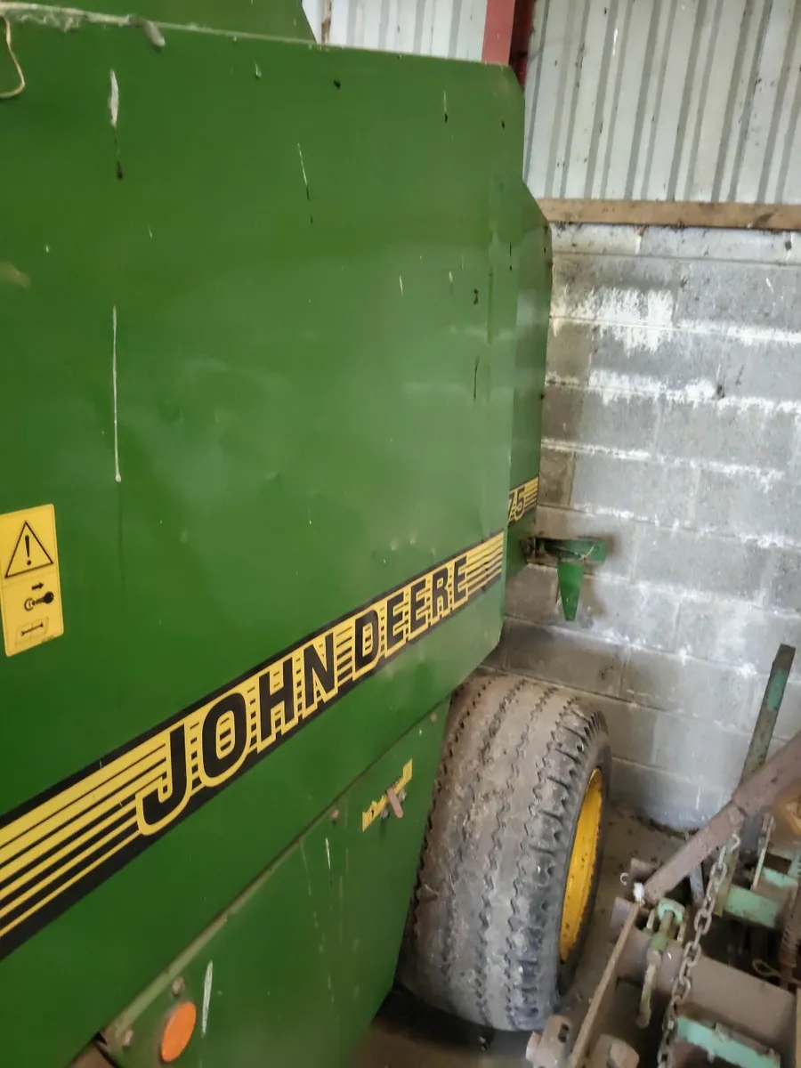 John Deere 575 Round Baler - Image 2