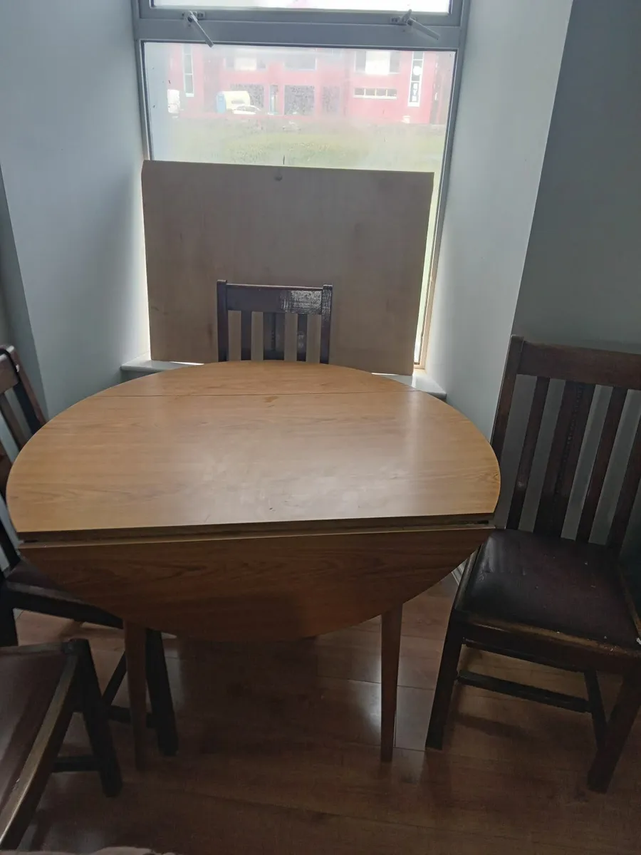 Table & chairs - Image 1