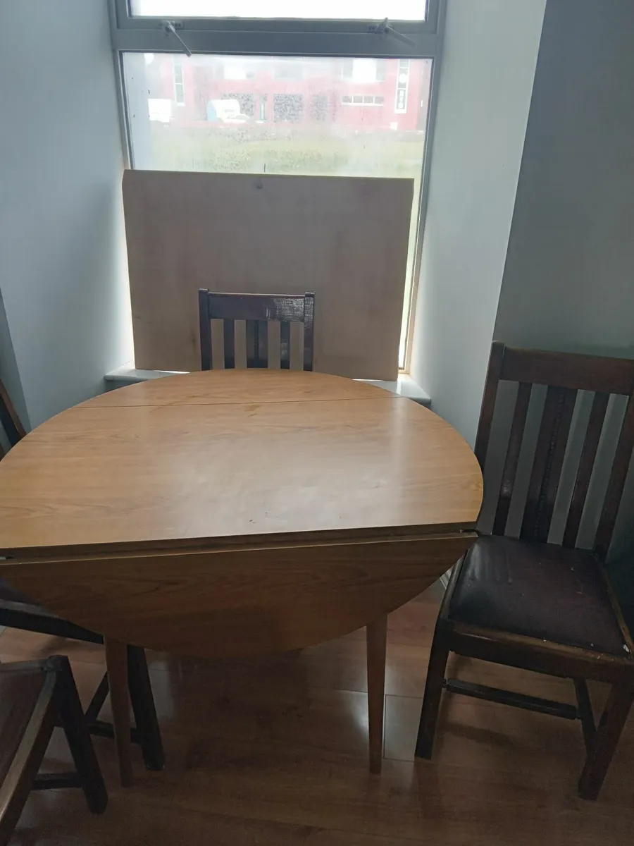 Table & chairs - Image 2