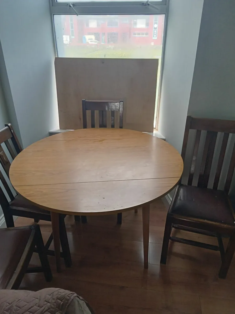 Table & chairs - Image 3