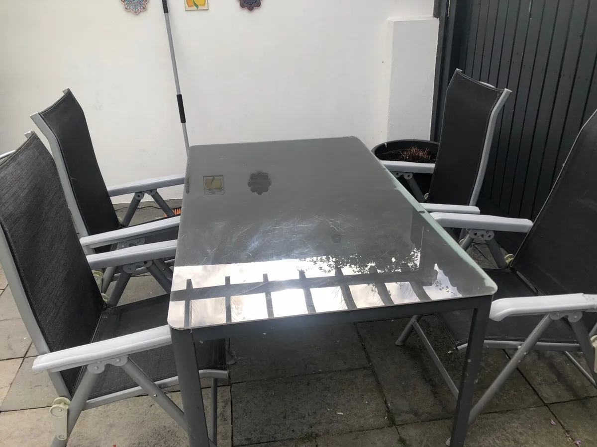 Garden table & chairs - Image 1
