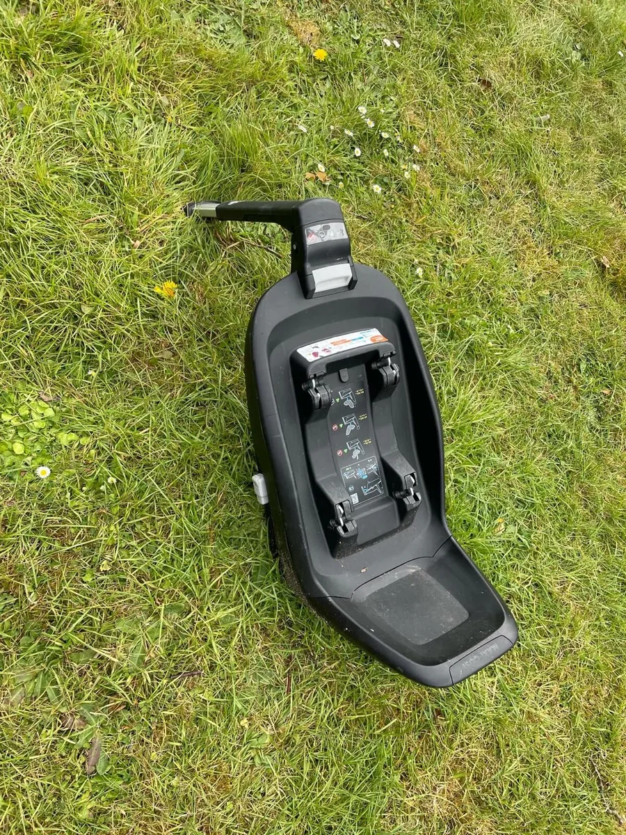 Maxi cosy car seat base 0-13kg €20 - Image 1