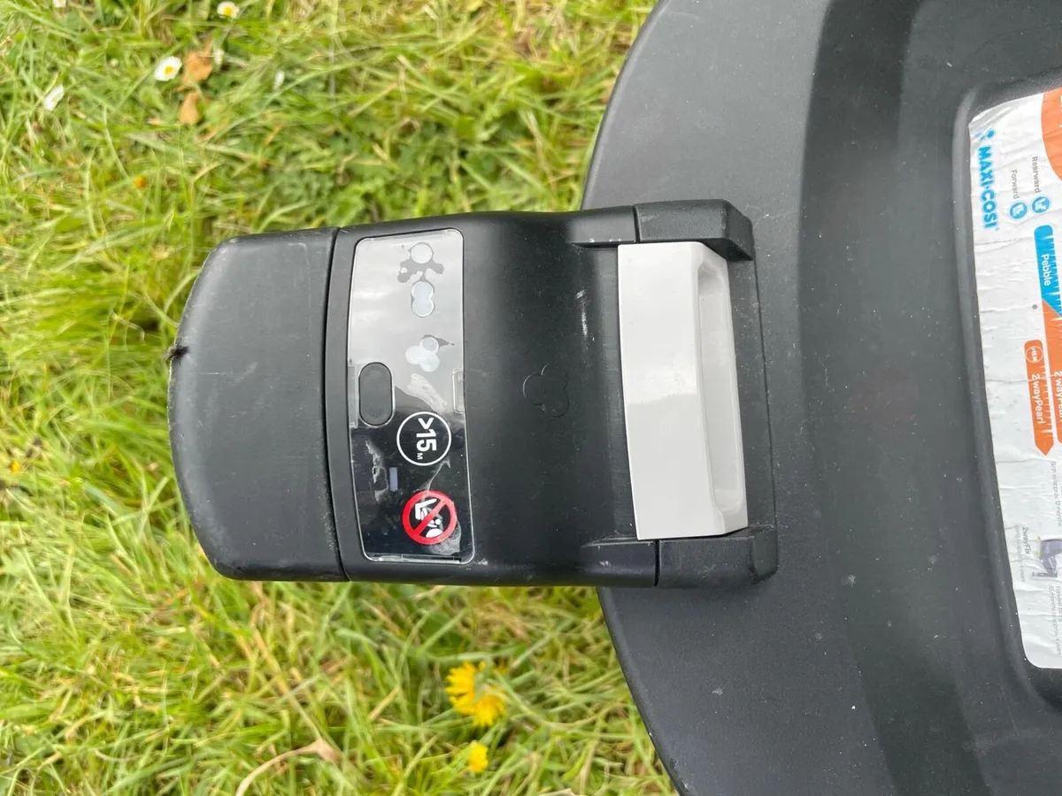 Maxi cosy car seat base 0-13kg €20 - Image 2