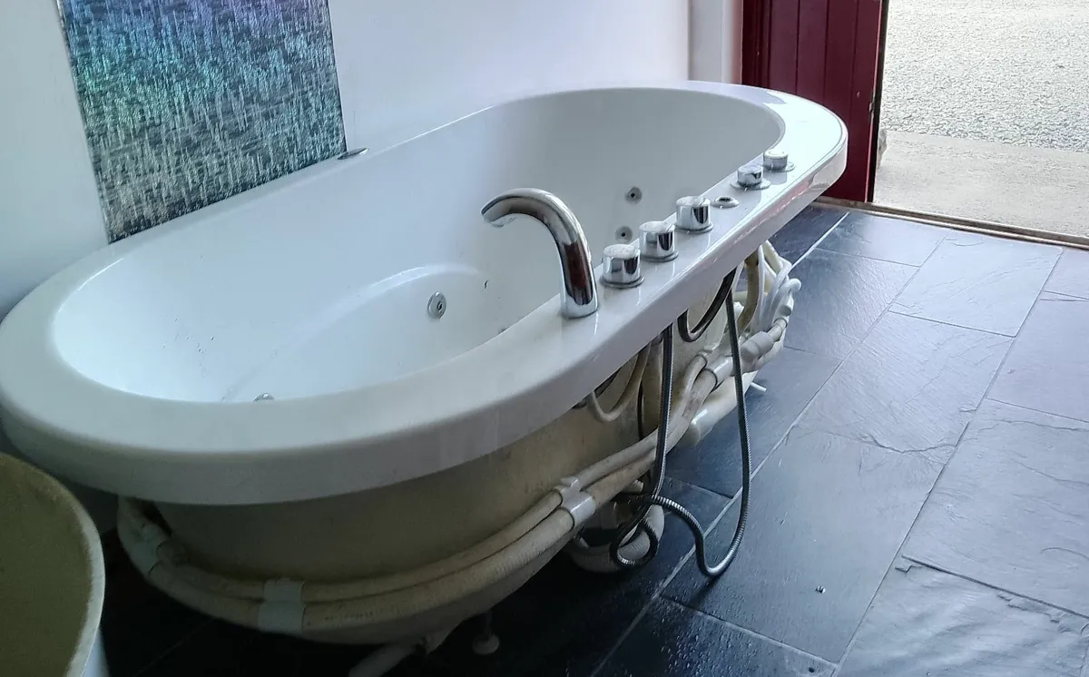 Jacuzzi bath (12 jet)  - freestanding - Image 1