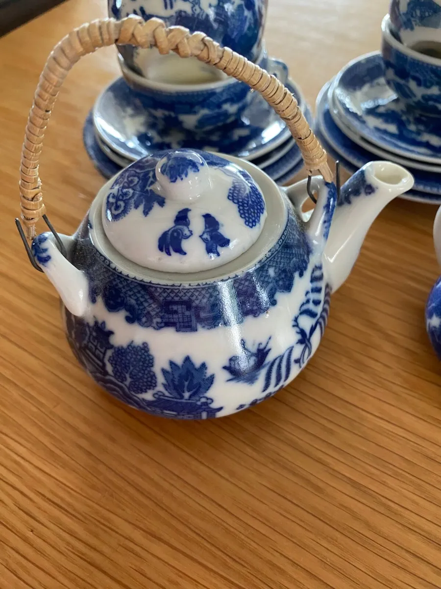 Child’s Vintage Willow Pattern Tea Set …20 pieces - Image 1