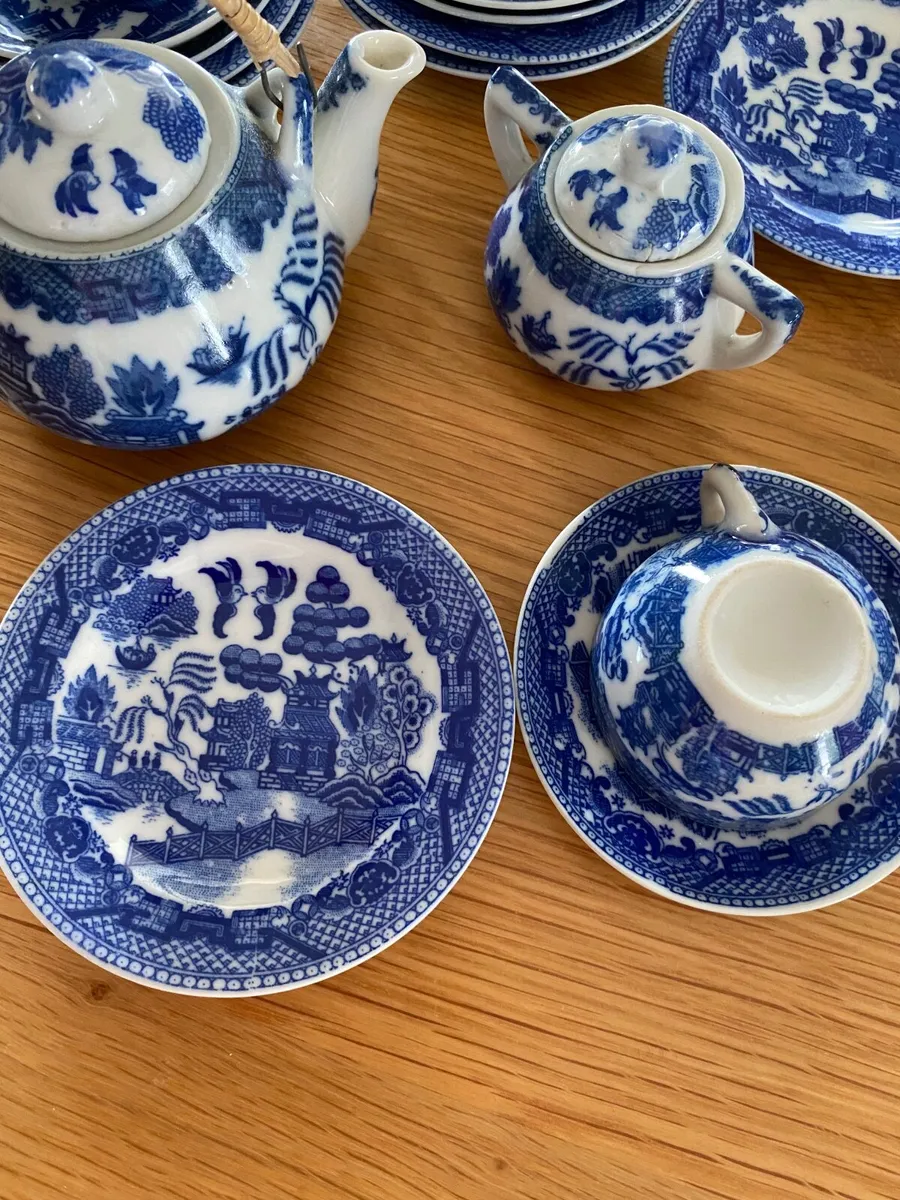 Child’s Vintage Willow Pattern Tea Set …20 pieces - Image 4