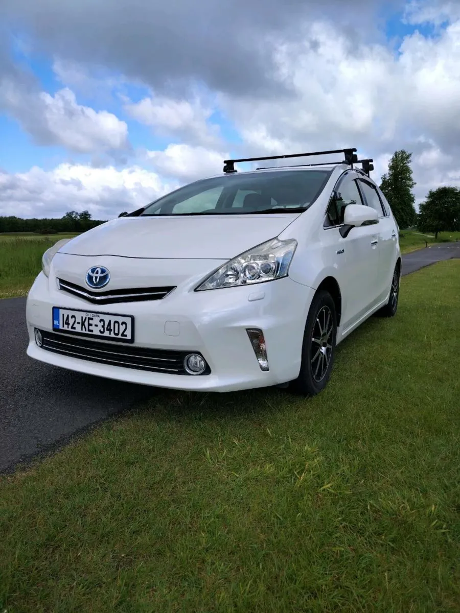 Toyota Prius Alpha - Image 2