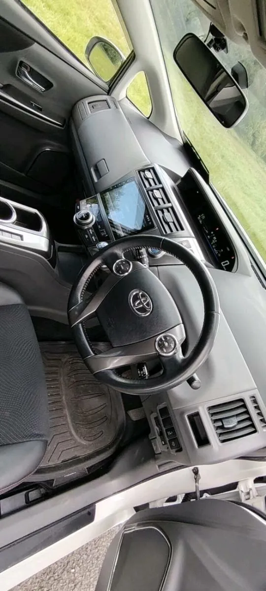 Toyota Prius Alpha - Image 4