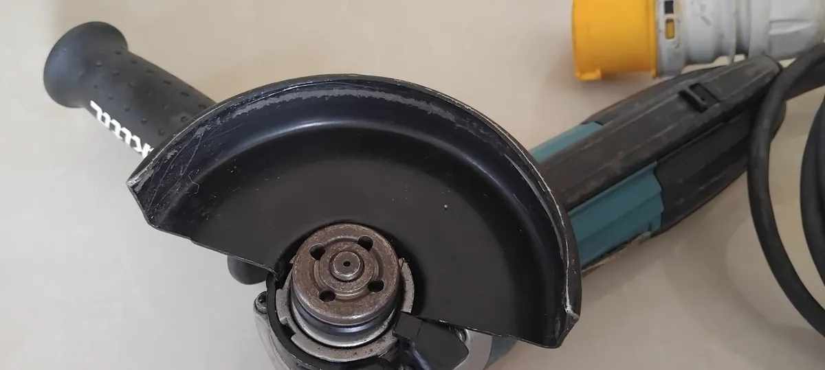 Makita GA4034 100mm Grinder 110v - Image 3
