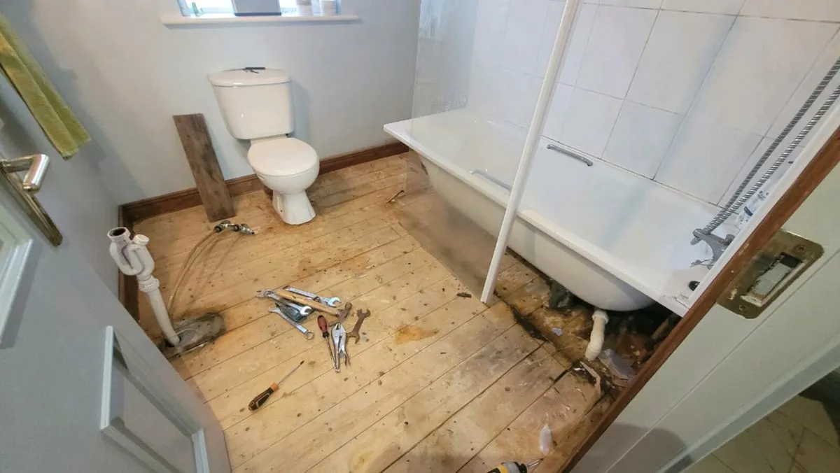 Free bathroom suite - Image 3