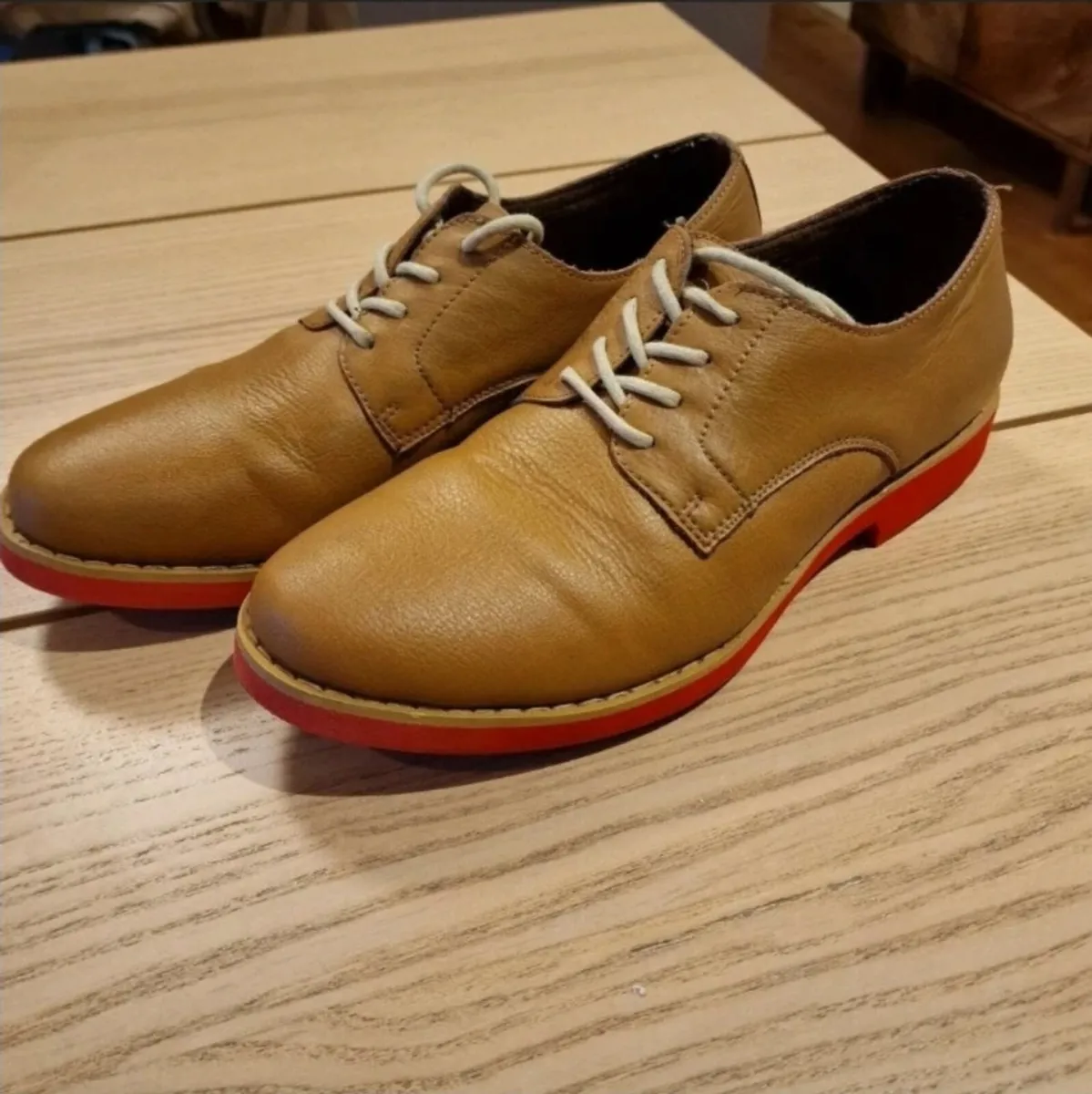 Mens Shore Leave Dress Tan Shoe with Red Sole - Image 4