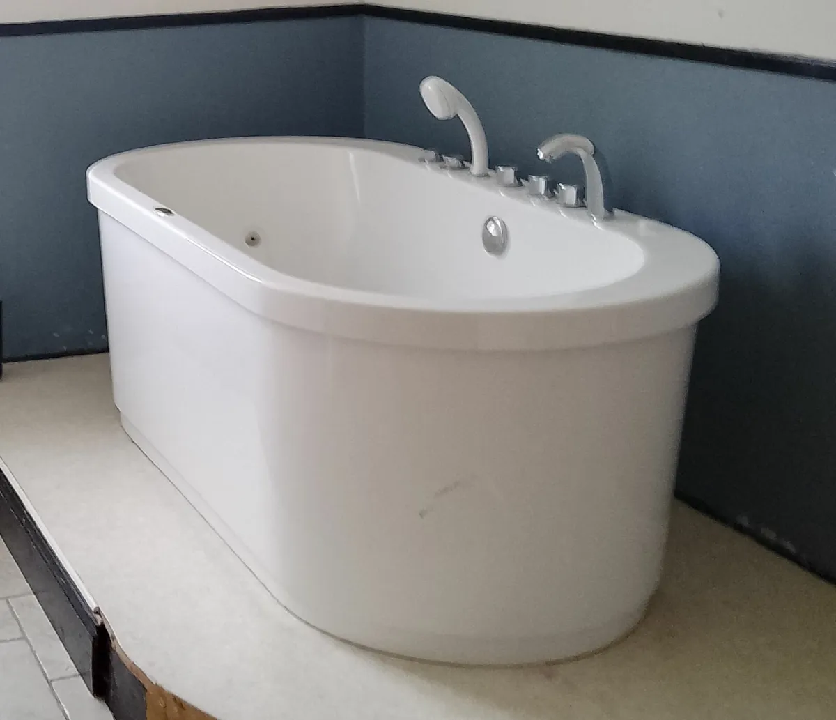 Jacuzzi bath (12 jet)  - freestanding - Image 2