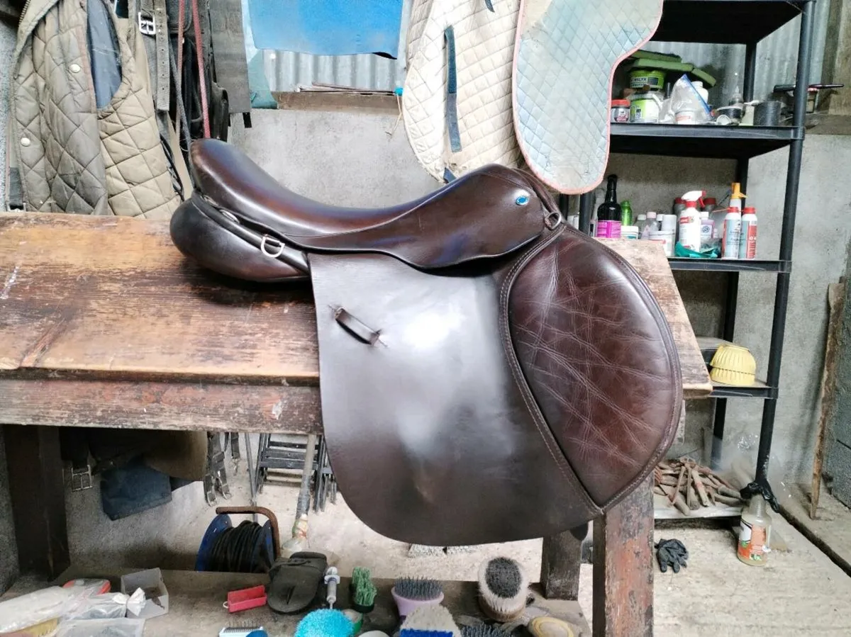 18.5" Wide English Saddle - Image 1