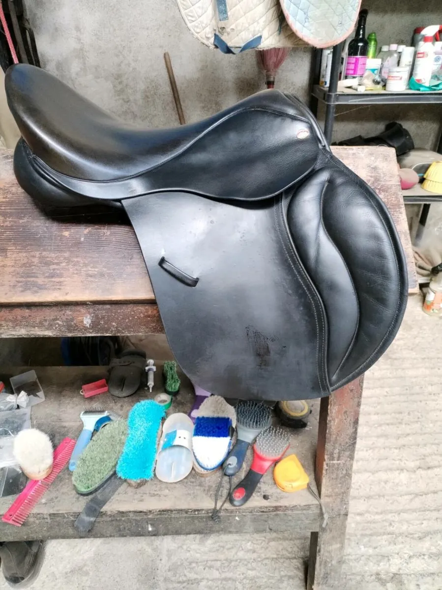 18" Wide/X-Wide English Saddle - Image 1