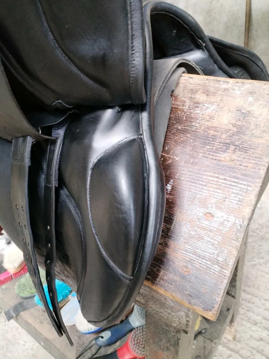18" Wide/X-Wide English Saddle - Image 3