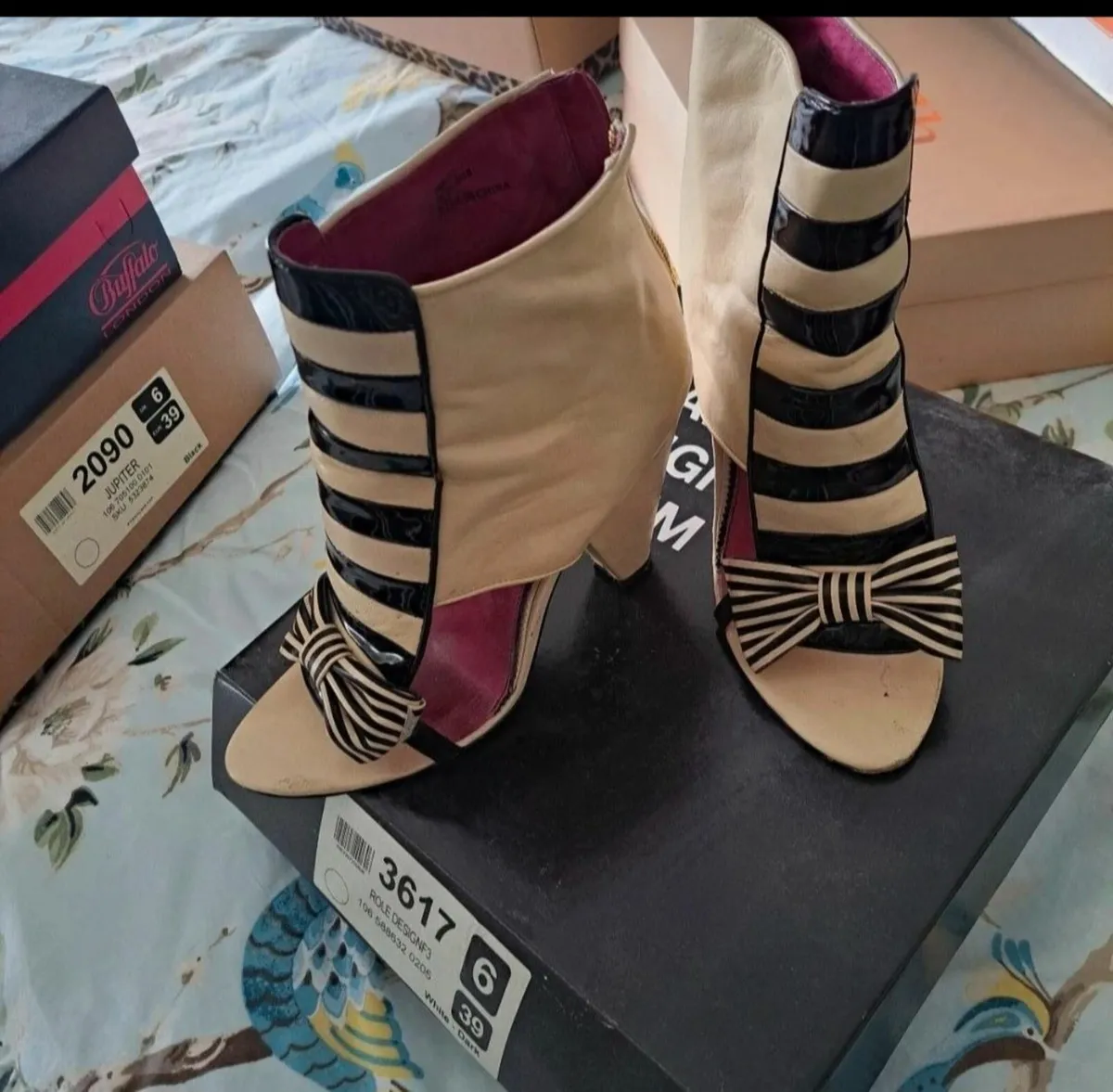 Woman's shoes - Image 1