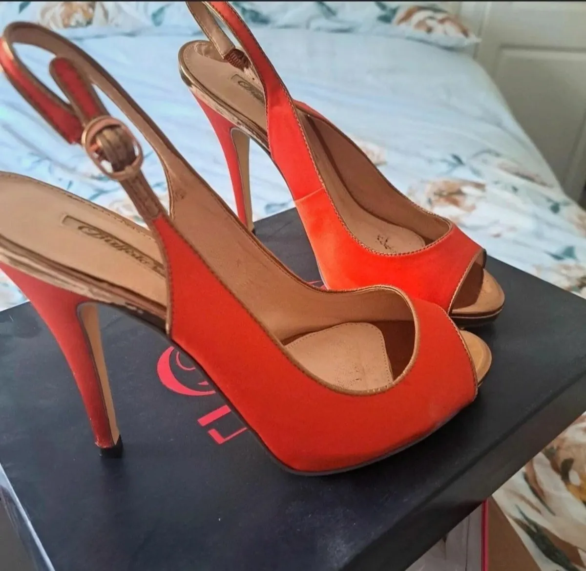 Woman's shoes - Image 2