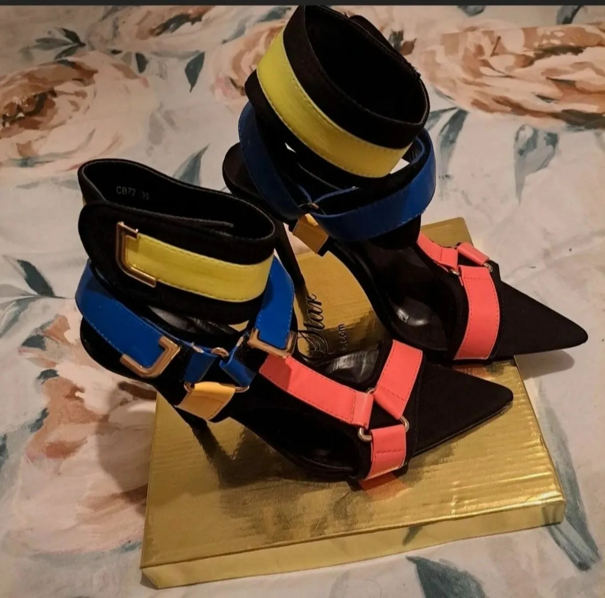Woman's shoes - Image 2
