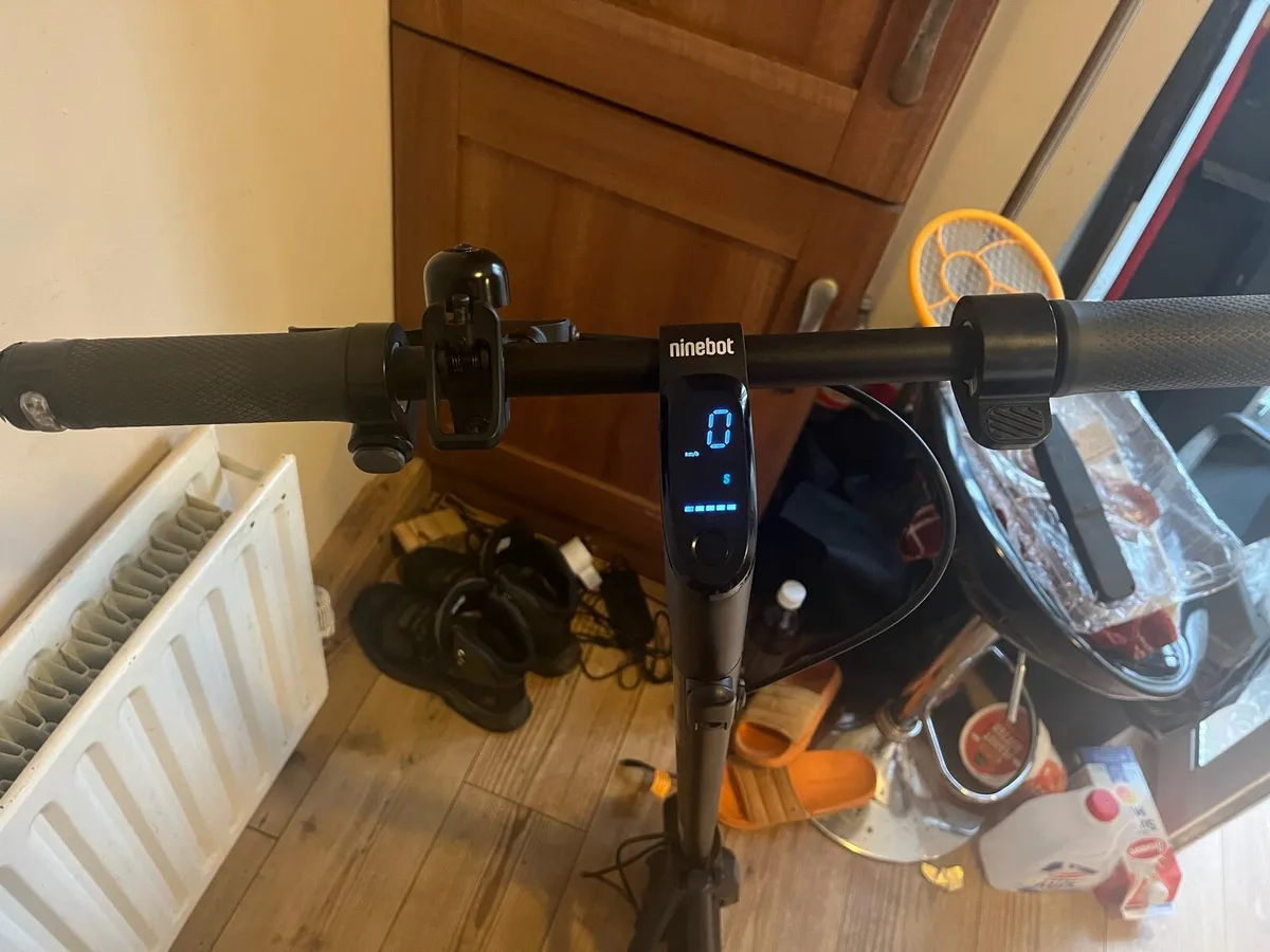 Ninebot F2 kick scooter - Image 1