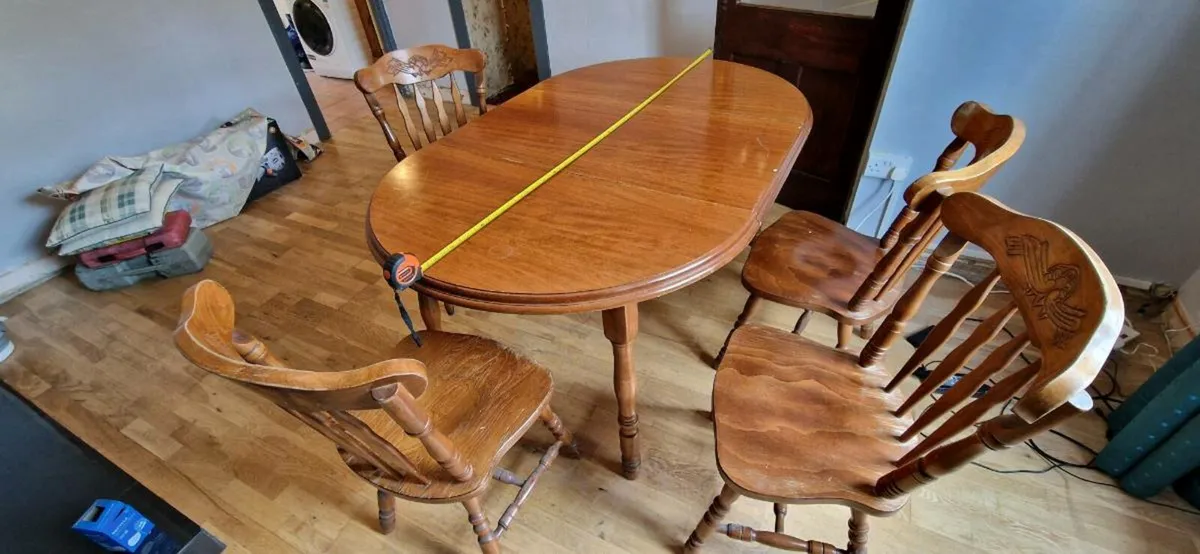 Table and 4 chairs - Image 1