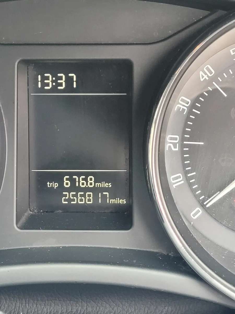Skoda Superb 2011 - Image 1
