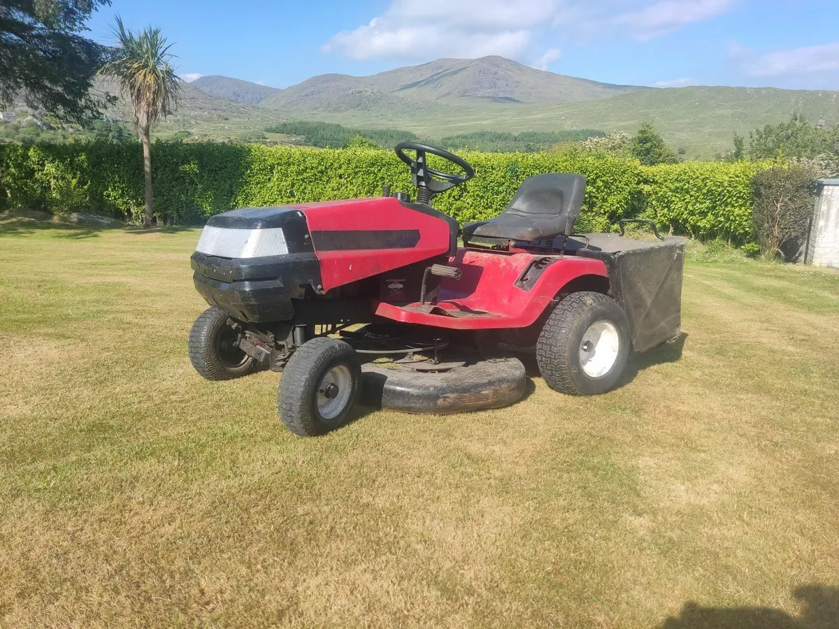 Ride on lawnmower - Image 1