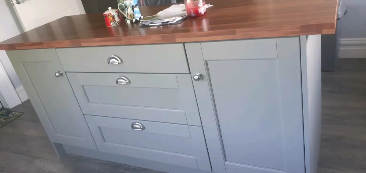 Kitchen island - Image 1