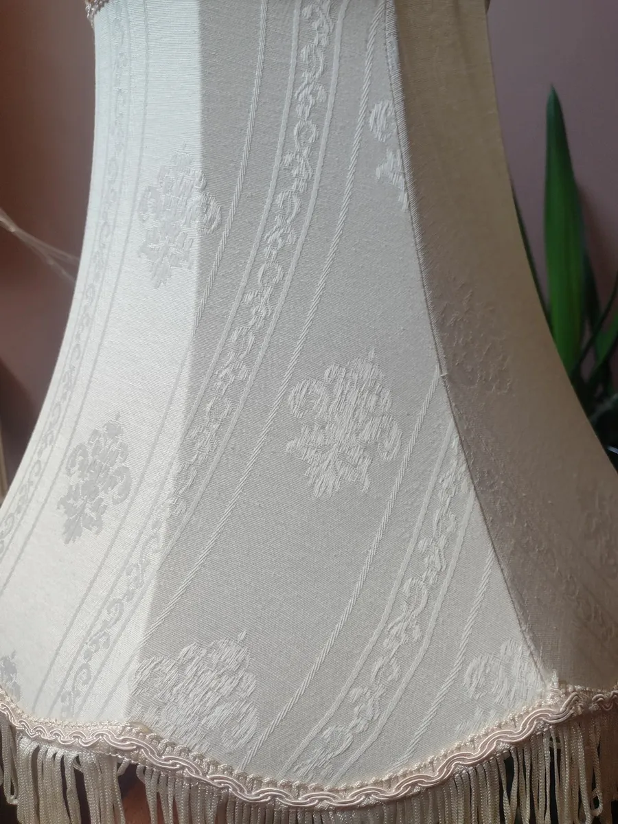 Old style paisley print lamp shade with fringe - Image 1