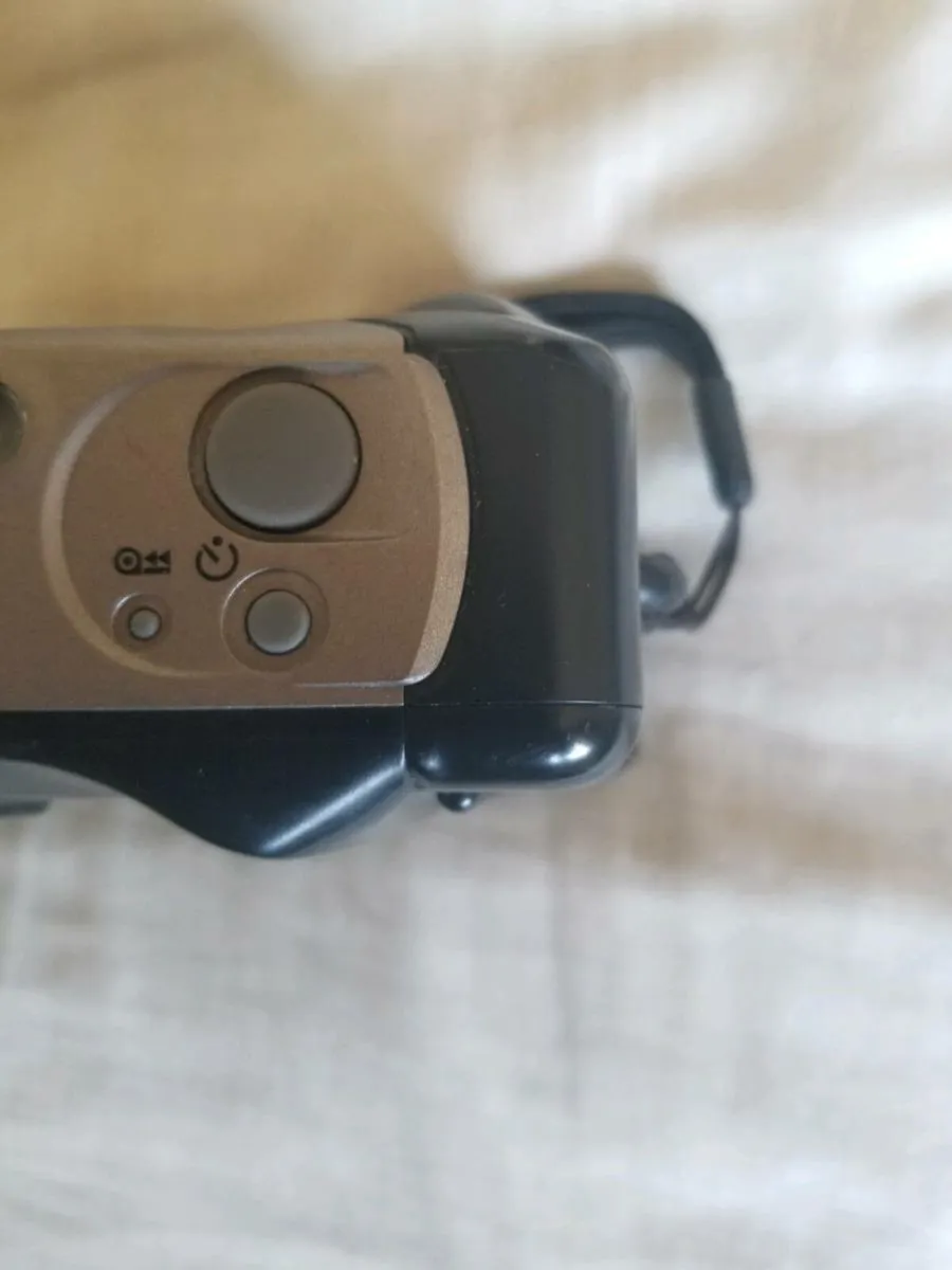 Minolta Compact big finder camera and leather case - Image 3