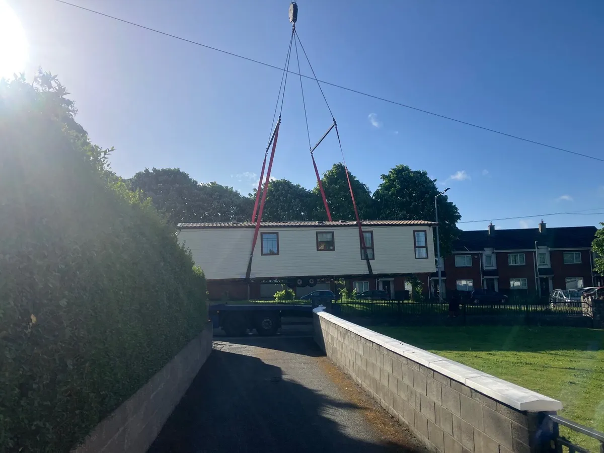CRANE LIFTED. 41X13 FULL RESEDENTIAL SPEC  LODGE - Image 1