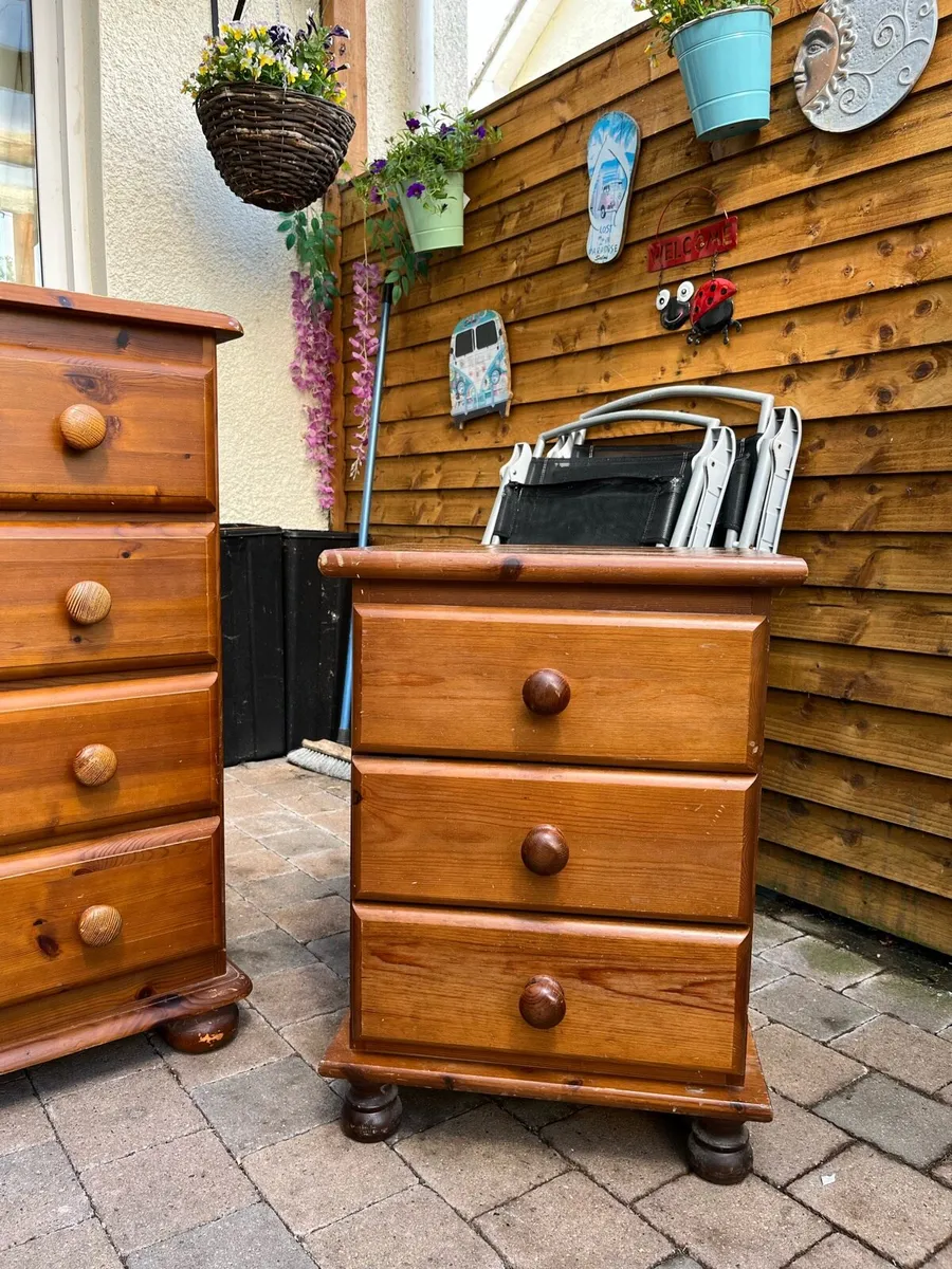 Chest of drawers and bedside locker - Image 3