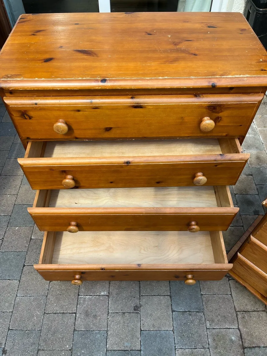 Chest of drawers and bedside locker - Image 4