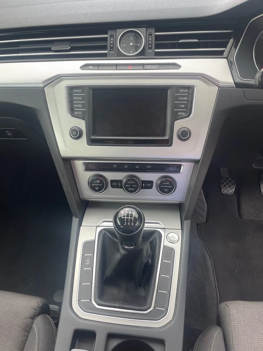 Volkswagen Passat 2015 - Image 2