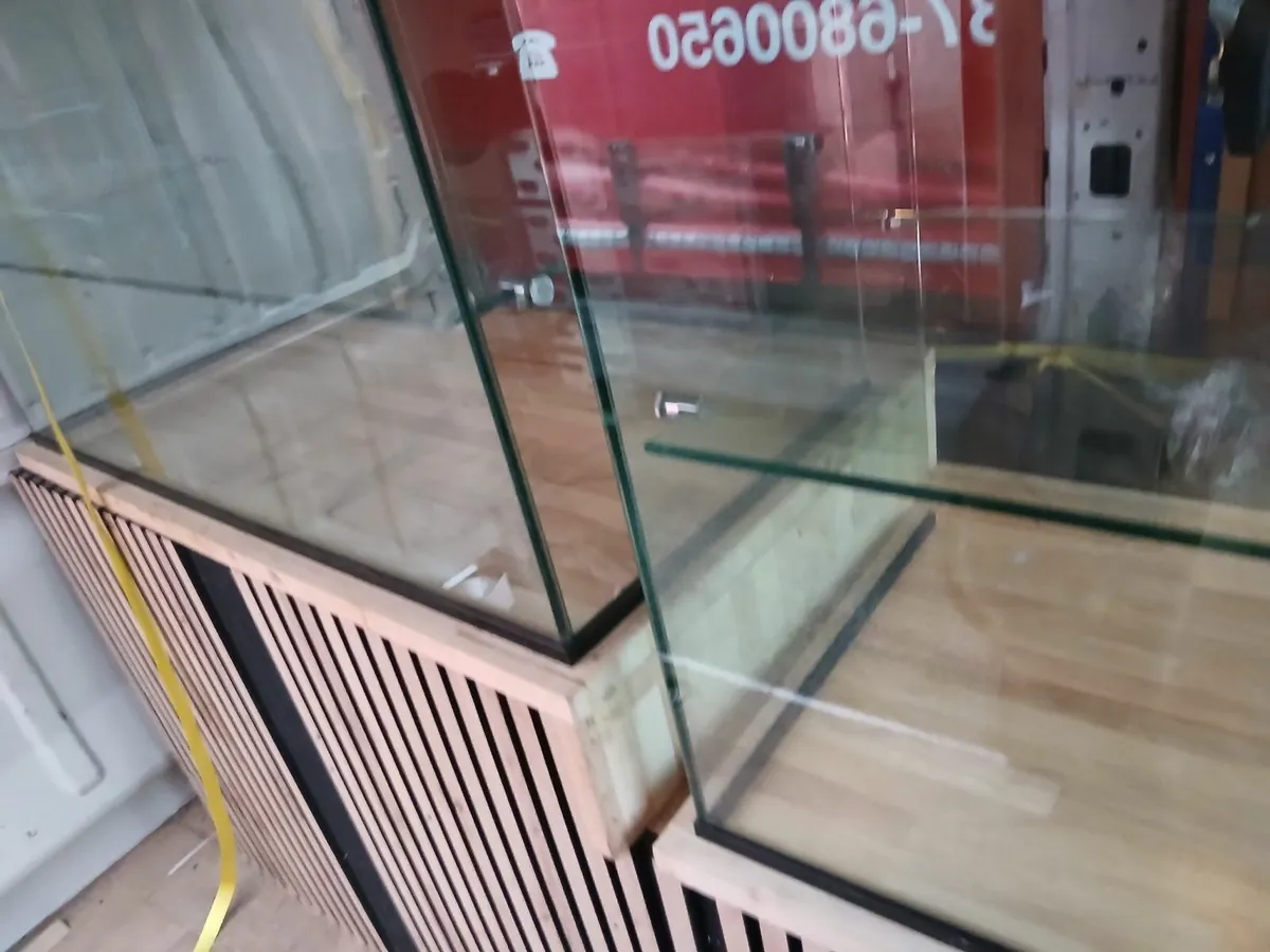 Display unit /cabbibet. /glass display delivered - Image 1