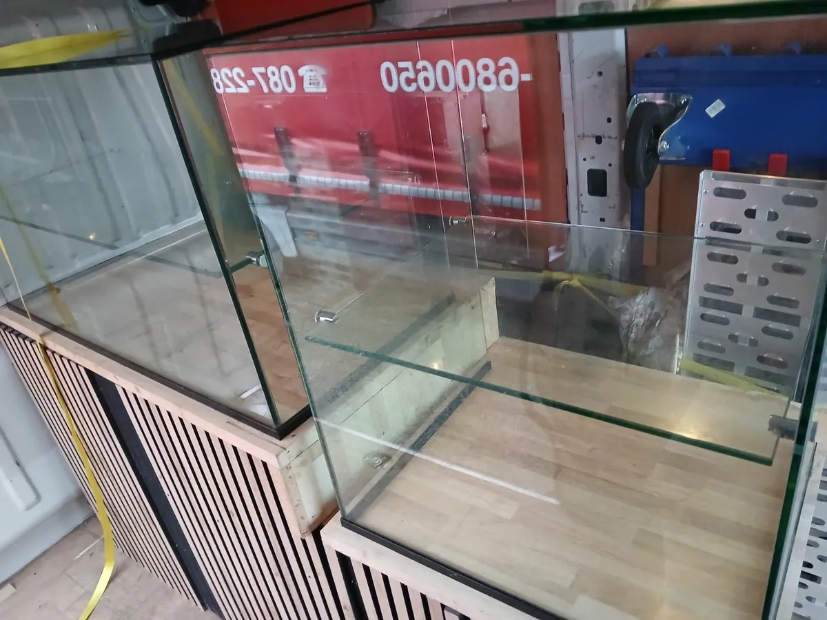Display unit /cabbibet. /glass display delivered - Image 3