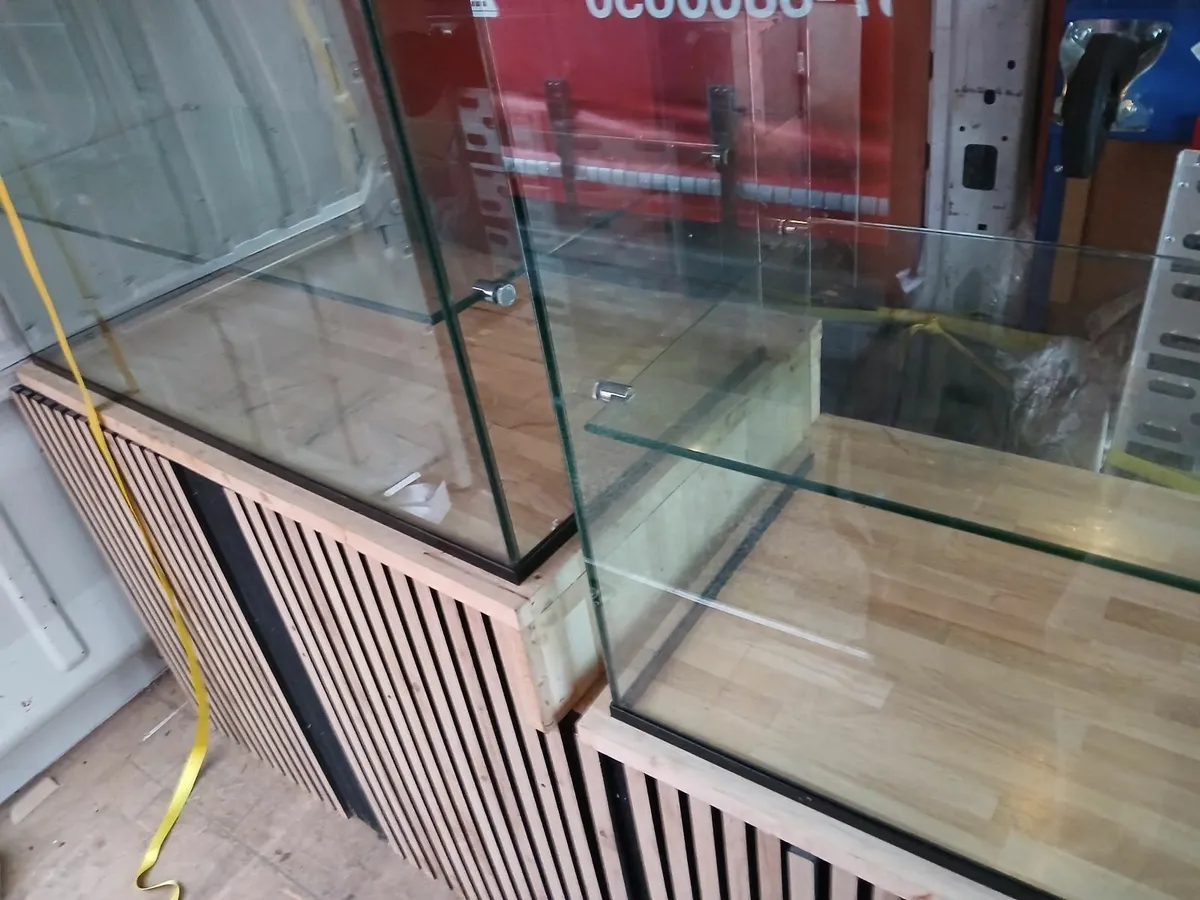 Display unit /cabbibet. /glass display delivered - Image 4