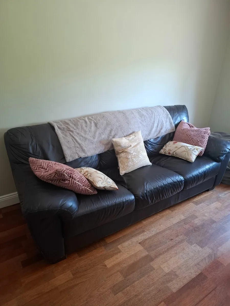 Leather suite - Image 1