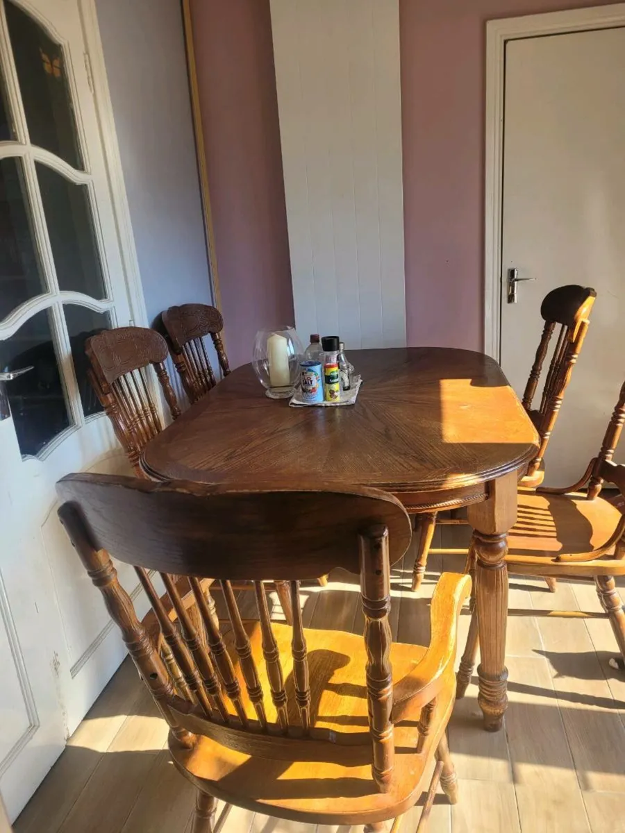 Extendable dining table & 8 chairs - Image 1