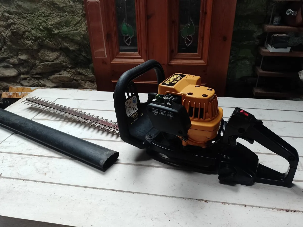 PARTNER HEDGE TRIMMER. RUNNING BUT LEAKING FUEL. - Image 1