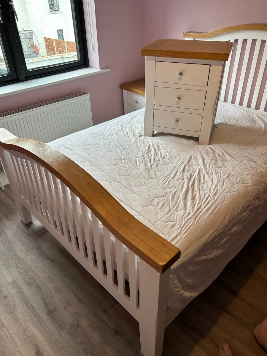 Bed , bedside lockers, wardrobe - Image 1