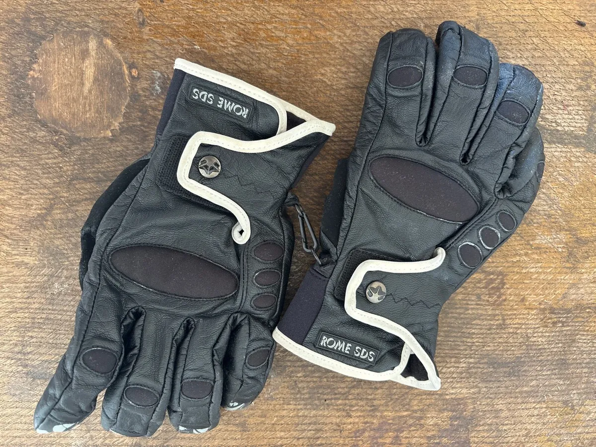 Snow boarding gloves - Image 2