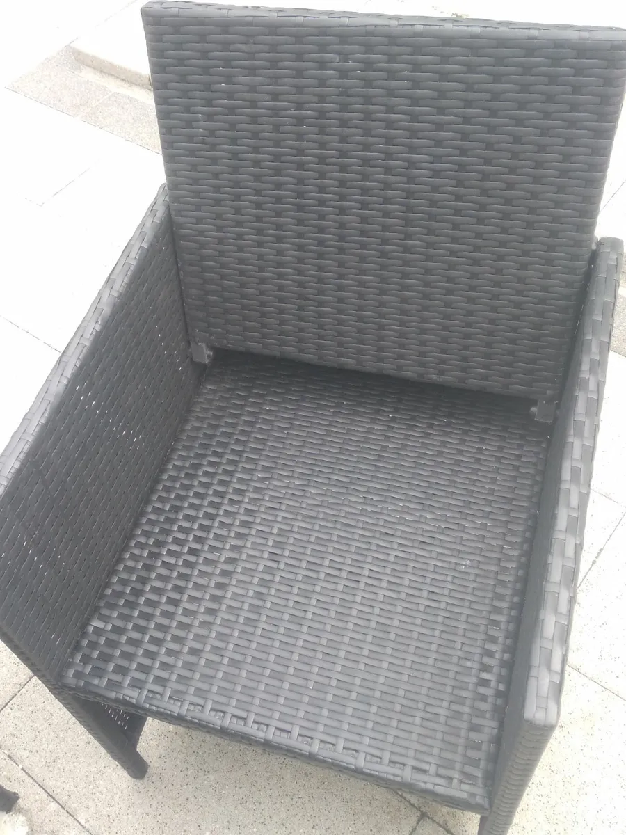 Table and chairs - Image 3