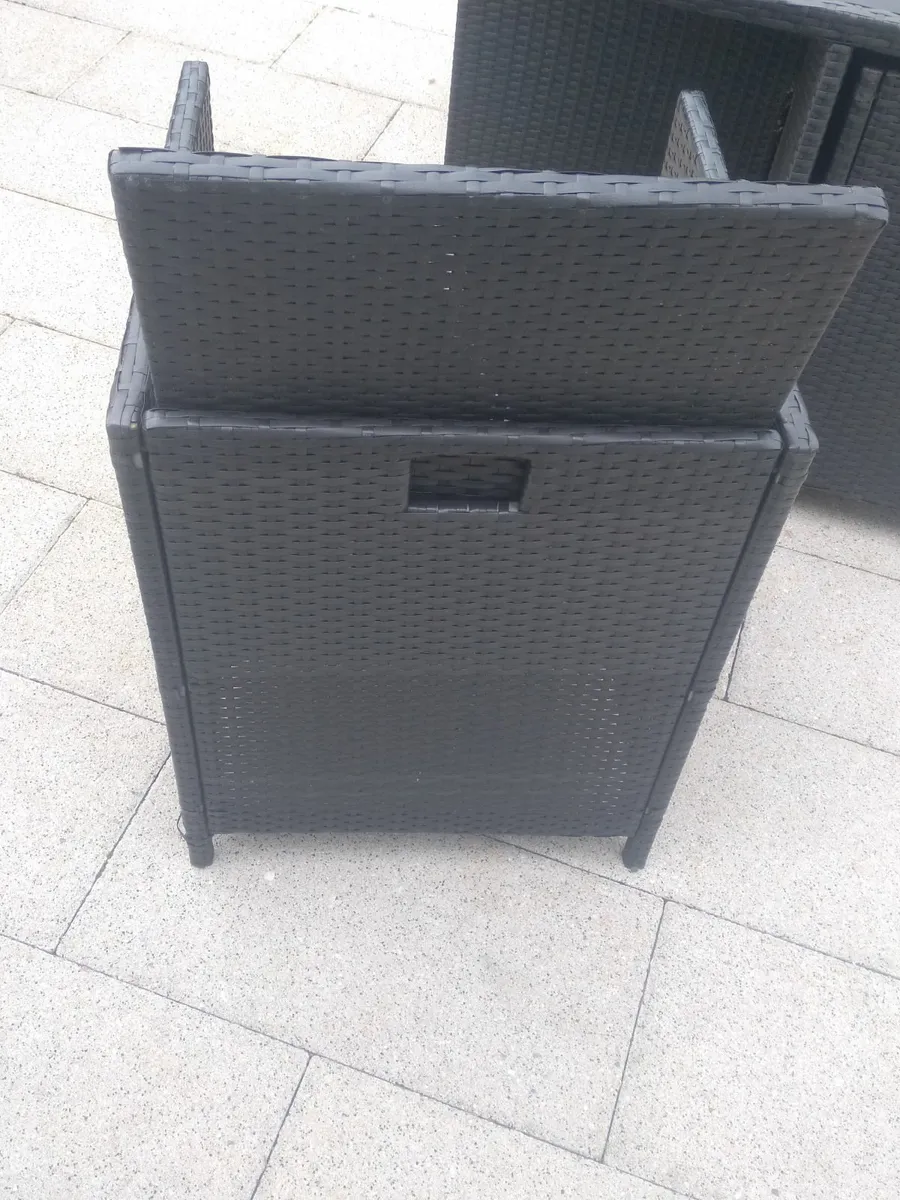 Table and chairs - Image 4
