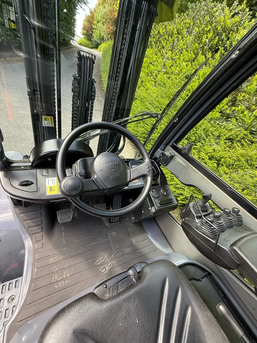Forklift - Image 4
